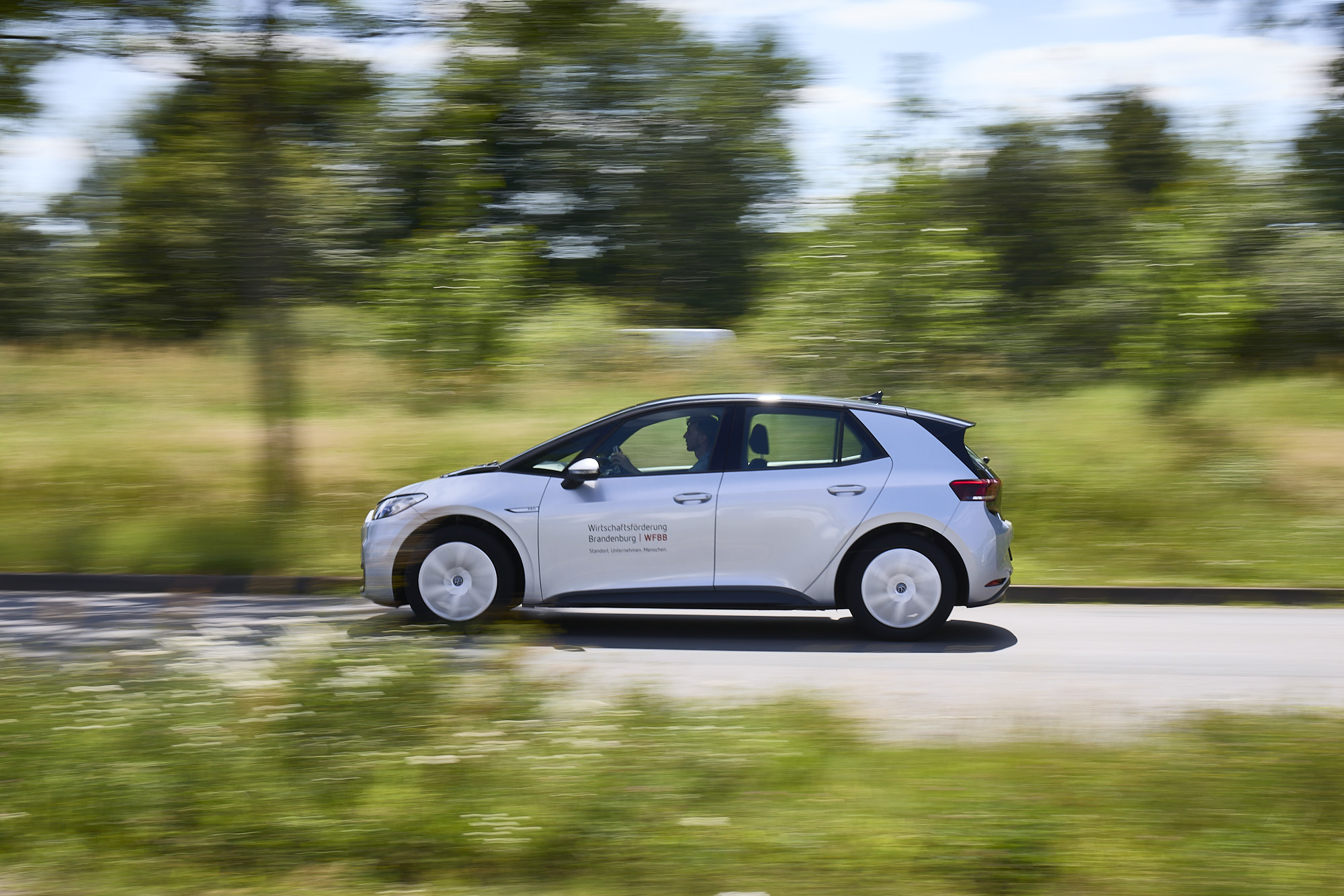 Seitenansicht eines fahrenden Elektroautos der WFBB